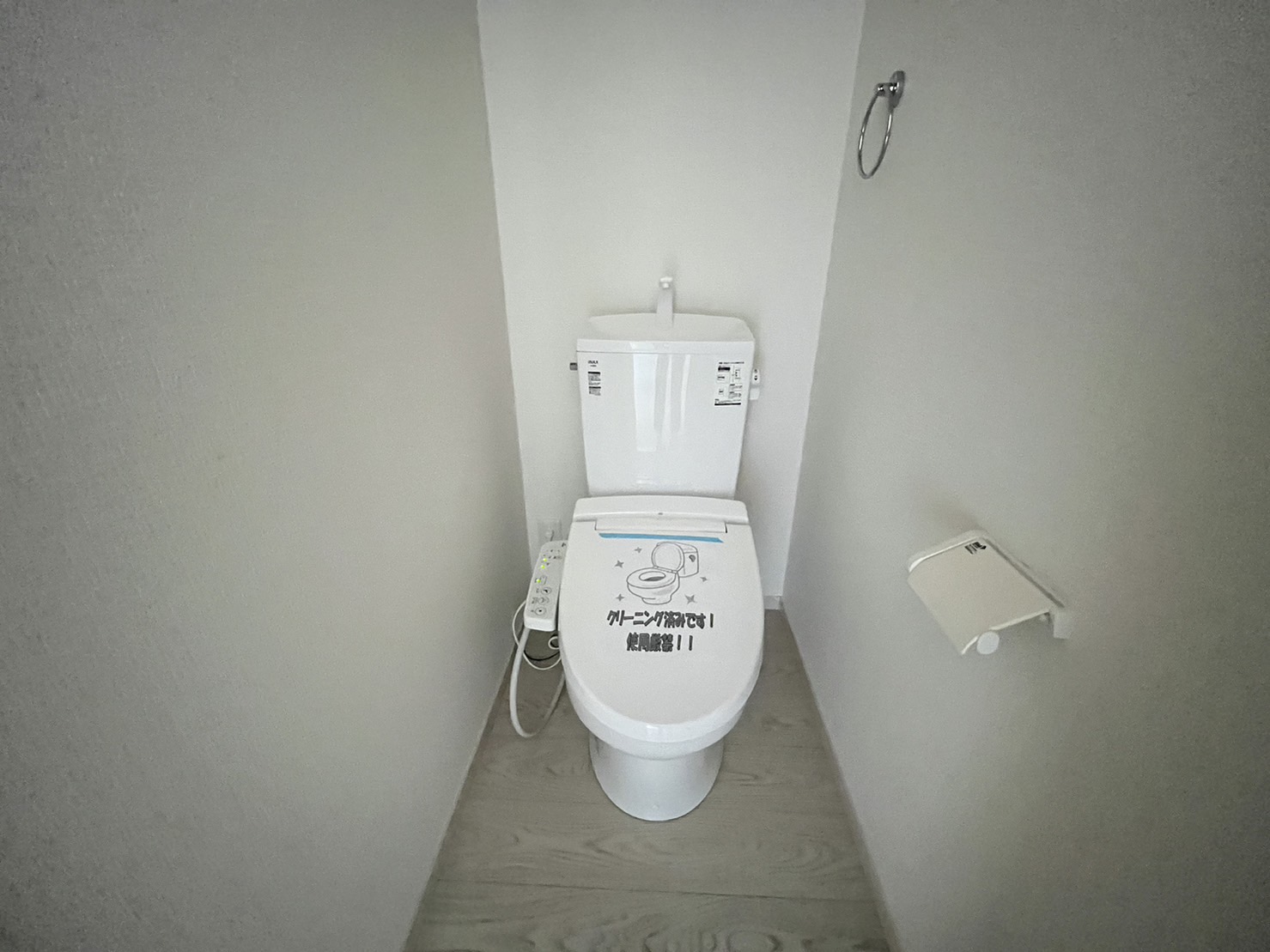 トイレ 温水洗浄便座です　各階にございます