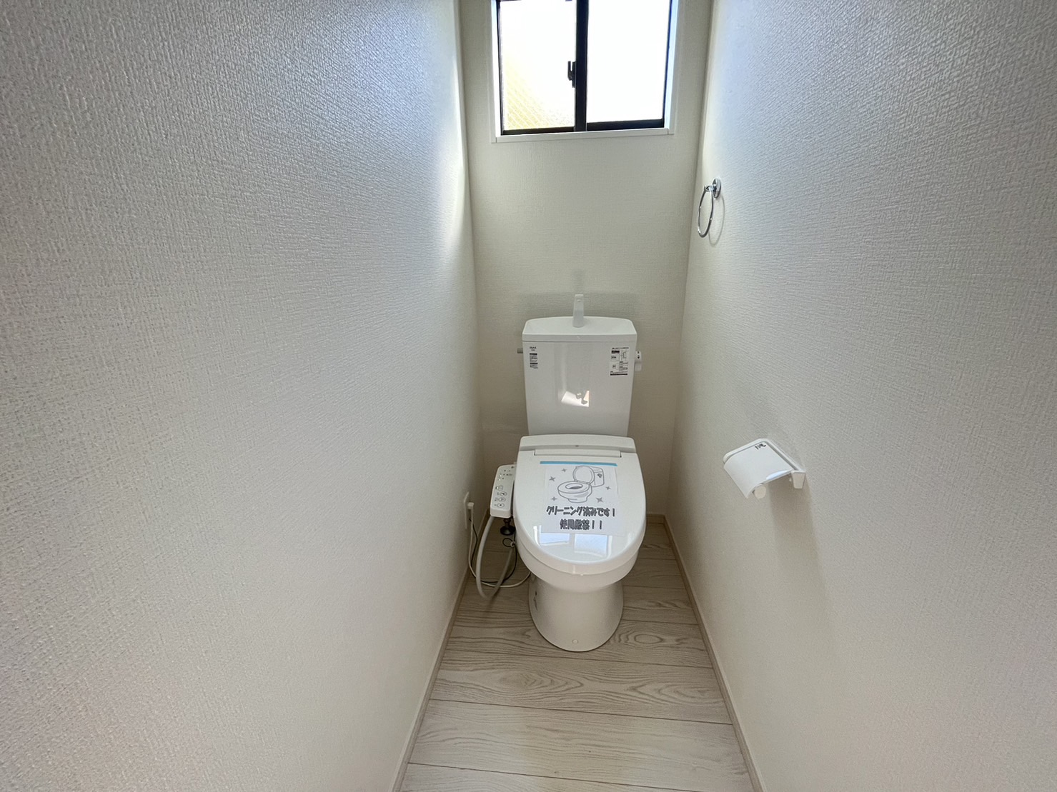 トイレ 温水洗浄便座です　各階にございます
